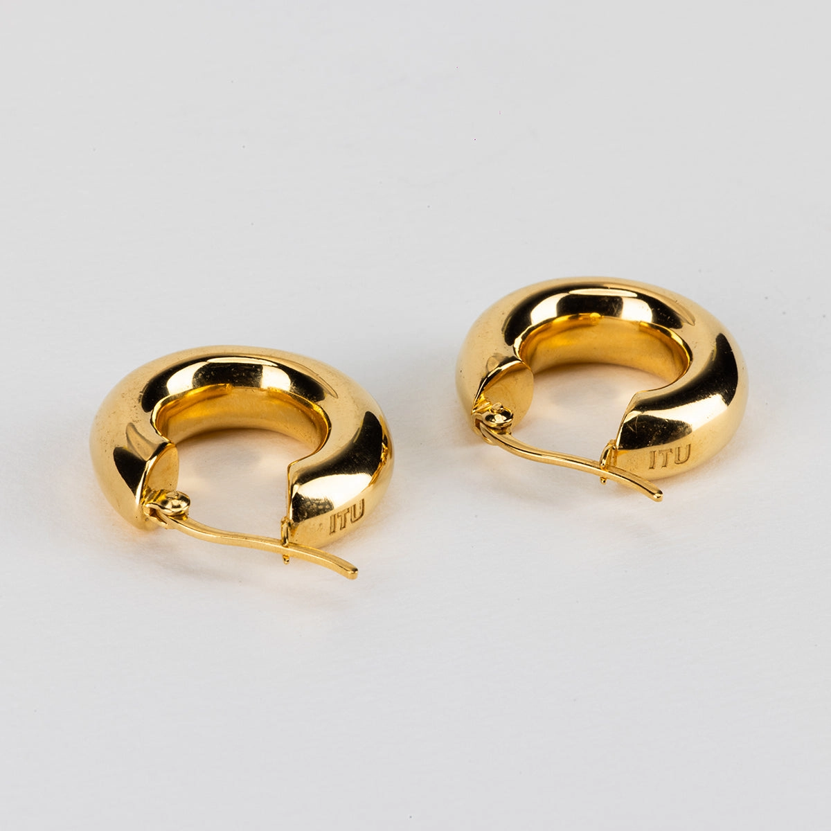 HOOP EARRING IN GOLD
