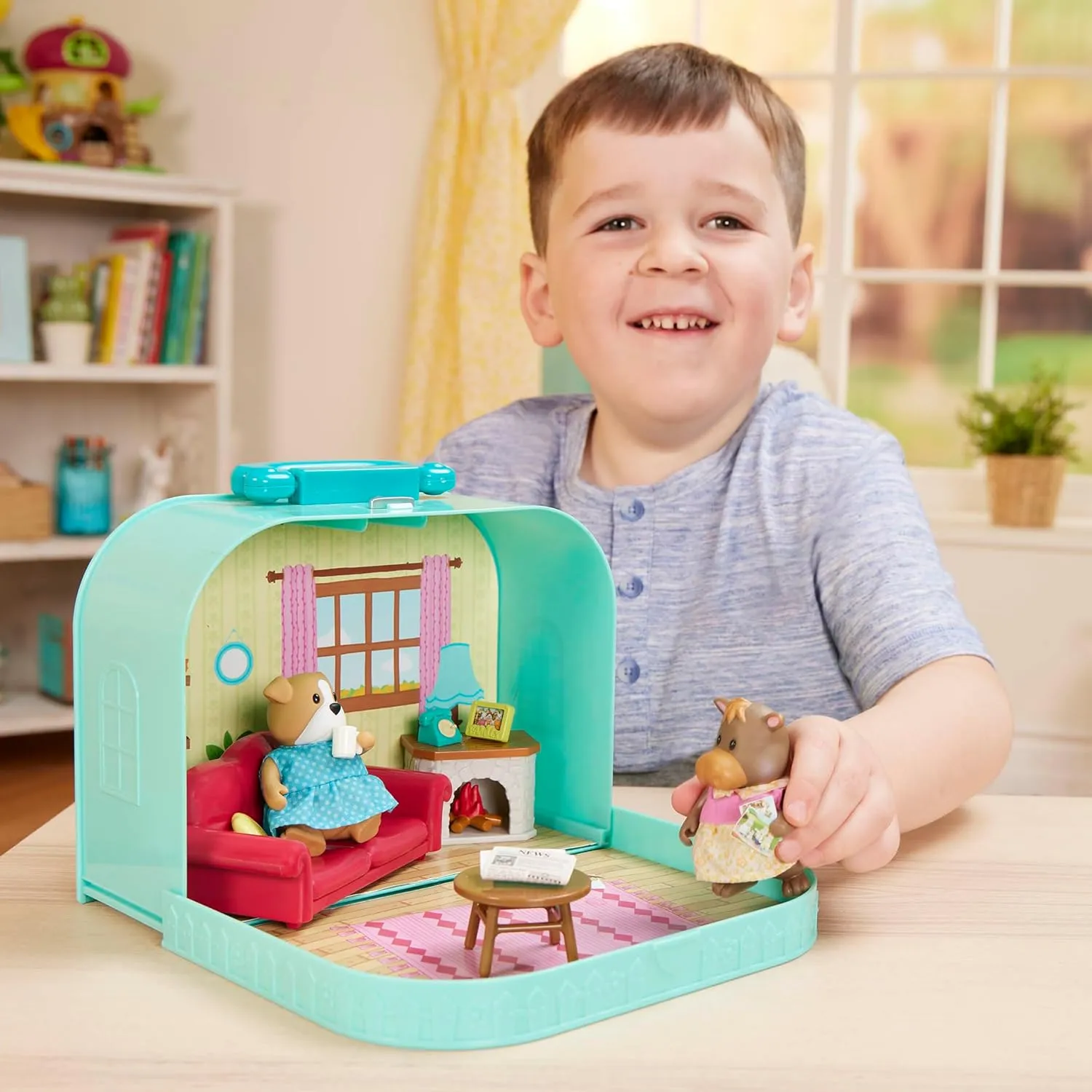 Li’l Woodzeez – Living Room Playset – Travel Toy – Compact Travel Suitcase – Dollhouse Furnitures & Accessories Included – Pretend Play for Kids Age 3 