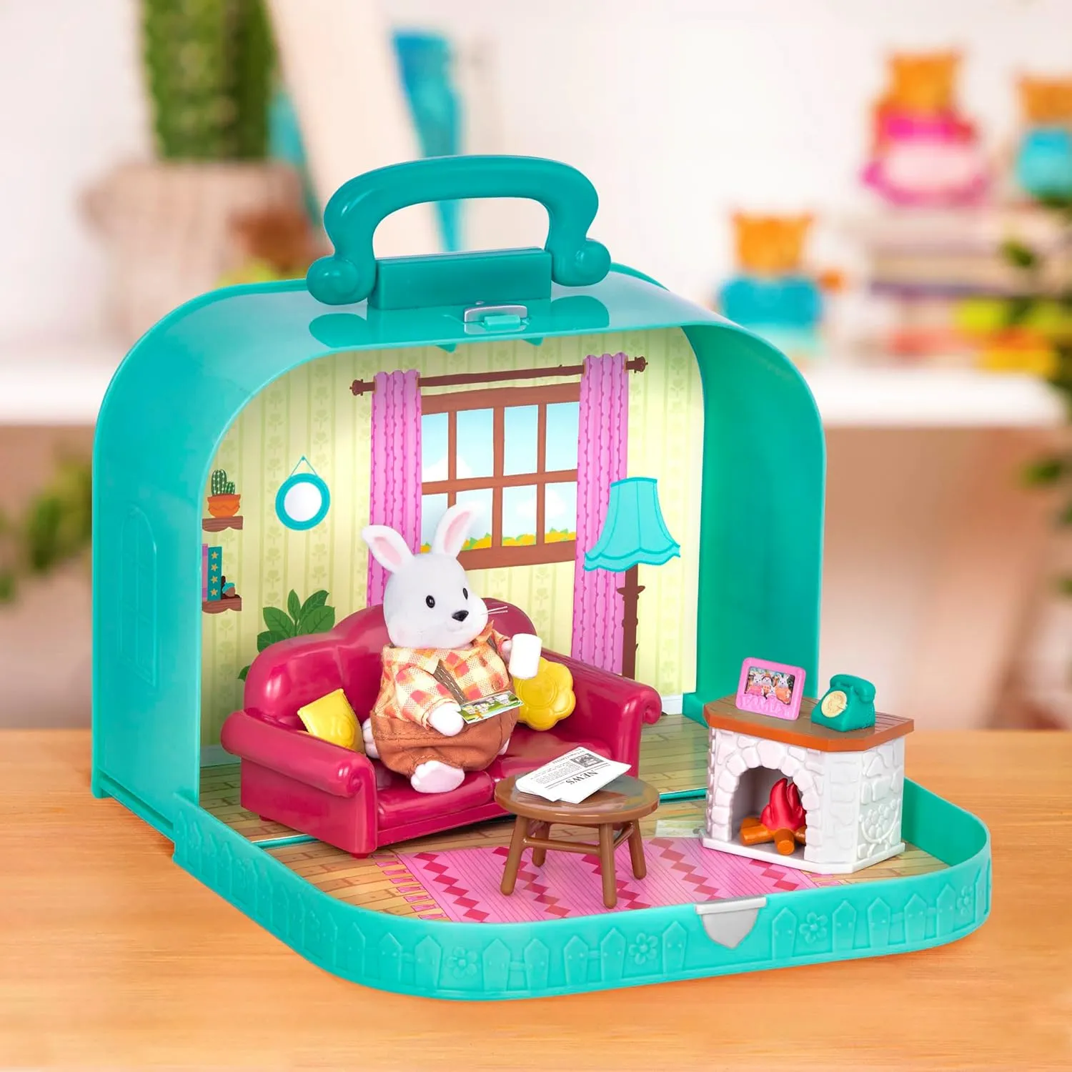 Li’l Woodzeez – Living Room Playset – Travel Toy – Compact Travel Suitcase – Dollhouse Furnitures & Accessories Included – Pretend Play for Kids Age 3 