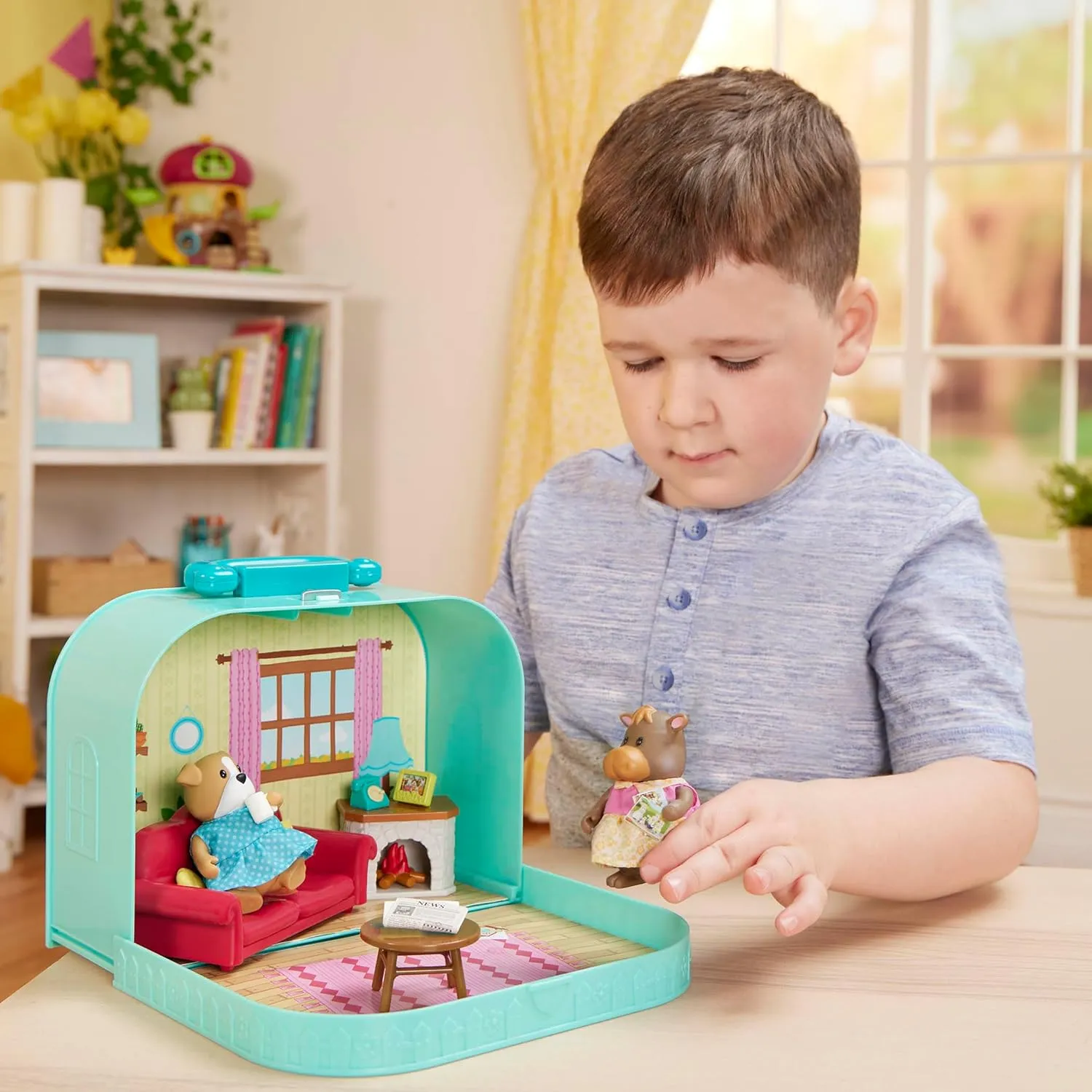 Li’l Woodzeez – Living Room Playset – Travel Toy – Compact Travel Suitcase – Dollhouse Furnitures & Accessories Included – Pretend Play for Kids Age 3 