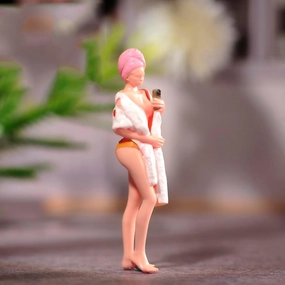 Miniatures 1/64 1/43 1/87 Scale Beauty Bathing Taking Selfies Scene Props Action Figure Model Creative Prop Display Collection Decor for Cars Vehicles (Painted, 1/43 Scale)