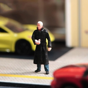 Miniatures Diorama 1/87 1/64 1/43 1/24 Scale Killer Man Coat Figures Model DIY Creative Photography Scene Props for Cars Toys (Painted, 1:64 Scale)