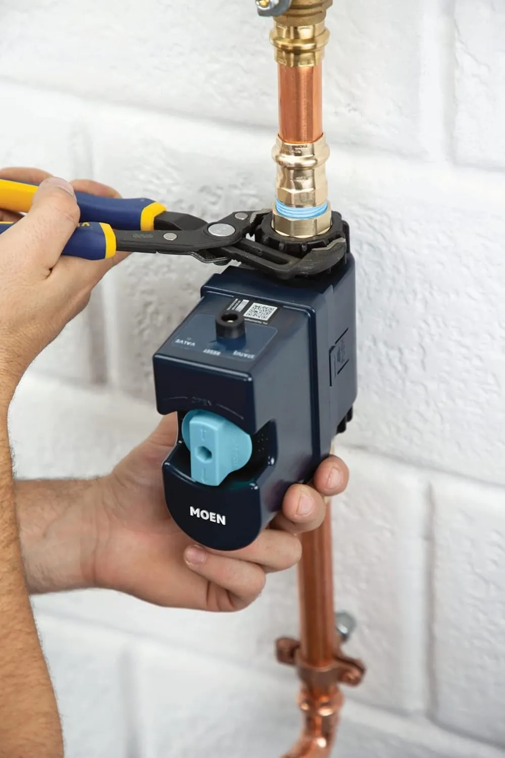 Moen Flo Smart Water Monitor and Automatic Shutoff Sensor, Wi-Fi Water Leak Detector for 3/4-Inch Diameter Pipe, 900-001