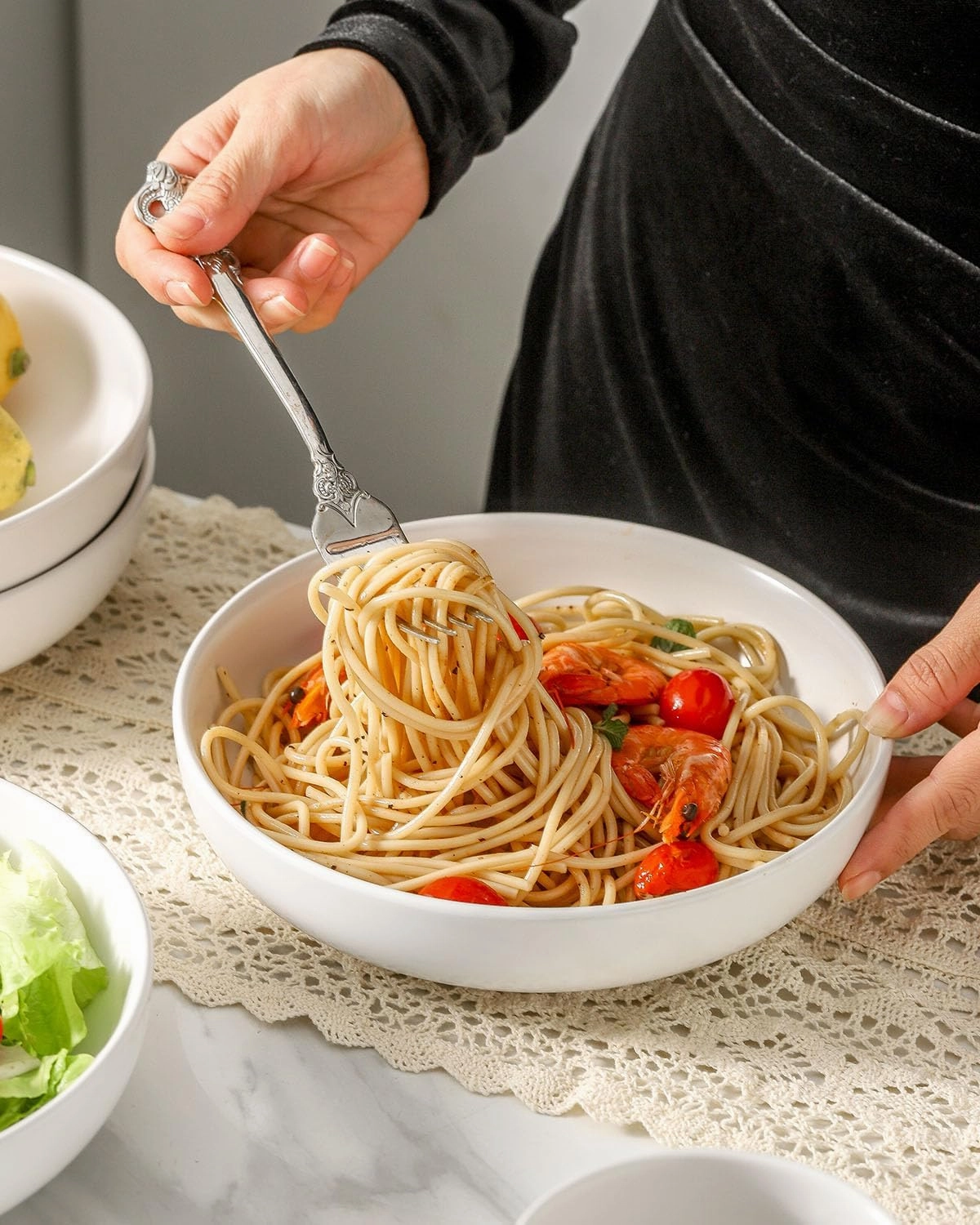 Pasta Bowls Set of 4, Stoneware 34 oz Salad Bowls, Ceramic Bowl Plates for Pasta, Salad, Fruit, Cereal, Soup, Wide Shallow Bowls, Microwave & Dishwasher Safe, Matte White