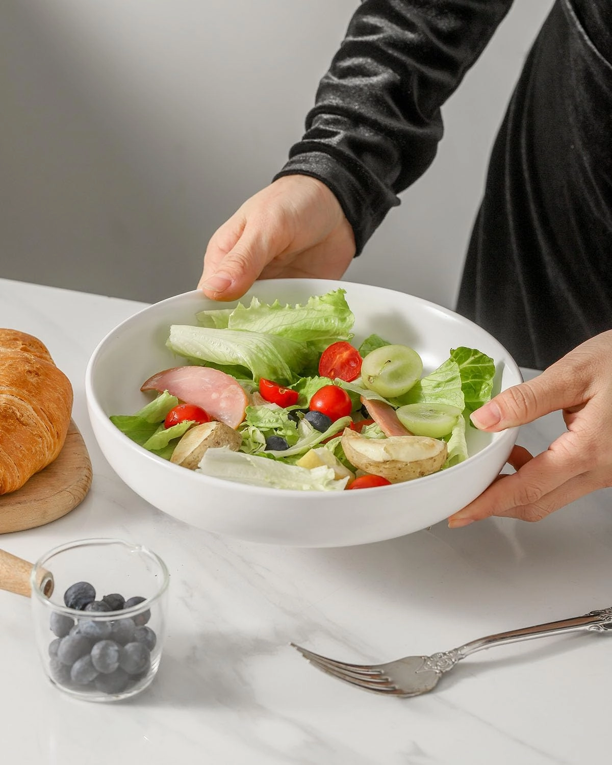Pasta Bowls Set of 4, Stoneware 34 oz Salad Bowls, Ceramic Bowl Plates for Pasta, Salad, Fruit, Cereal, Soup, Wide Shallow Bowls, Microwave & Dishwasher Safe, Matte White